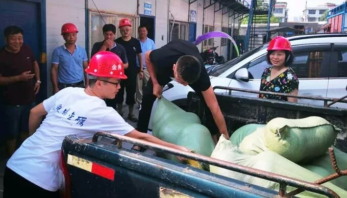 炎炎夏日送清涼，滴滴關懷暖人心